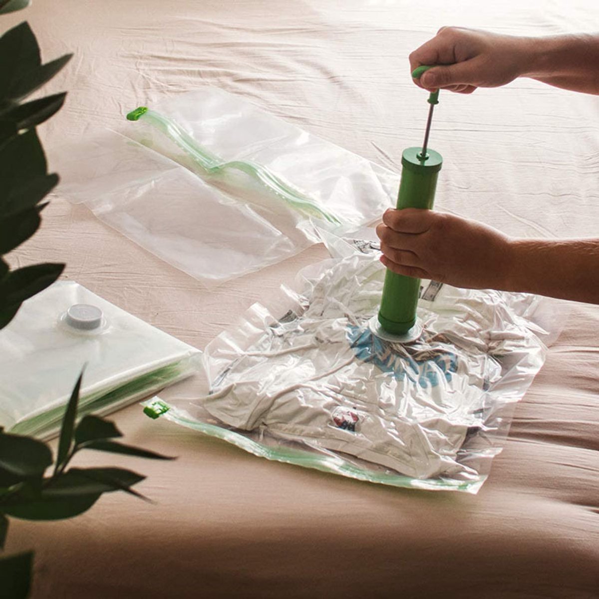Vacuum Bags for Clothes - Set of 4 - with Manual Inflation Function - 120x100cm V1188-ZXY-10900