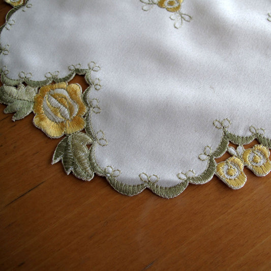 Set of 2 Embroidered Doilies Floral 8 V442-ABR-TABLEPLACEMAT-FLORAL8-CREAM-RD