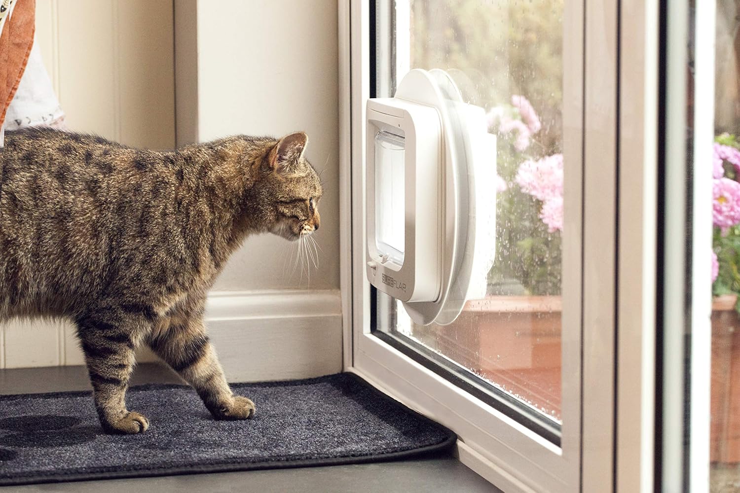 Cat Mate cat flap, white, comfortable for cats to get in and out V1188-TR101-10075-1