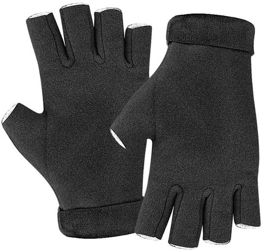 A pair of fingerless insulated gloves - One size fits all - Warm and protective - Cozy and comfortable - V1188-ZXY-131-566