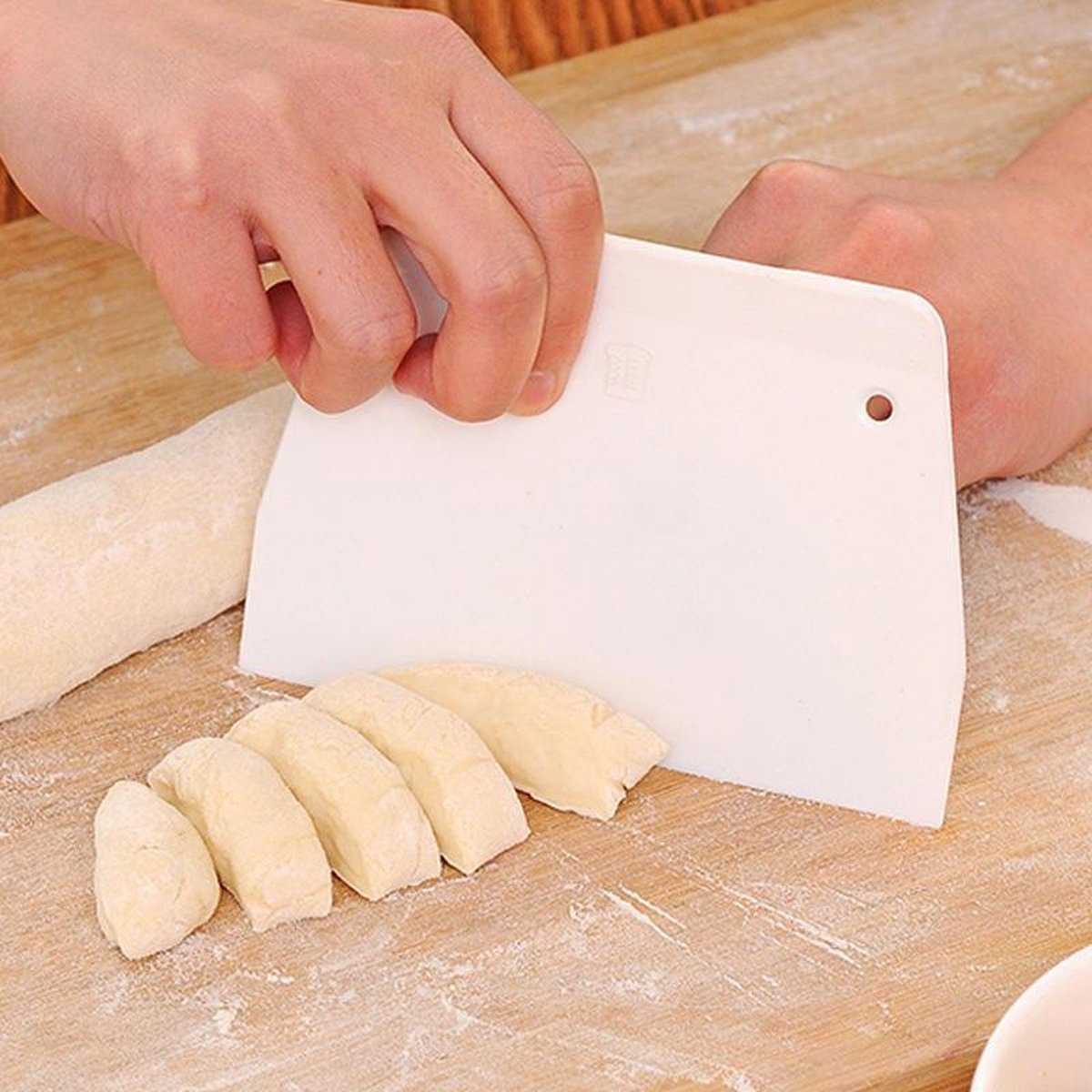 Dough scraper - Dough cutter - For pies and cakes - White - Plastic V1189-WXFBOL-46-1