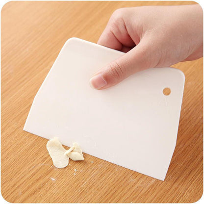 Dough scraper - Dough cutter - For pies and cakes - White - Plastic V1189-WXFBOL-46-1