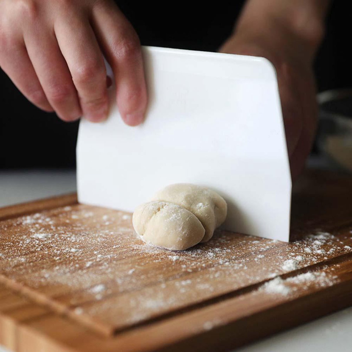 Dough scraper - Dough cutter - For pies and cakes - White - Plastic V1189-WXFBOL-46-1