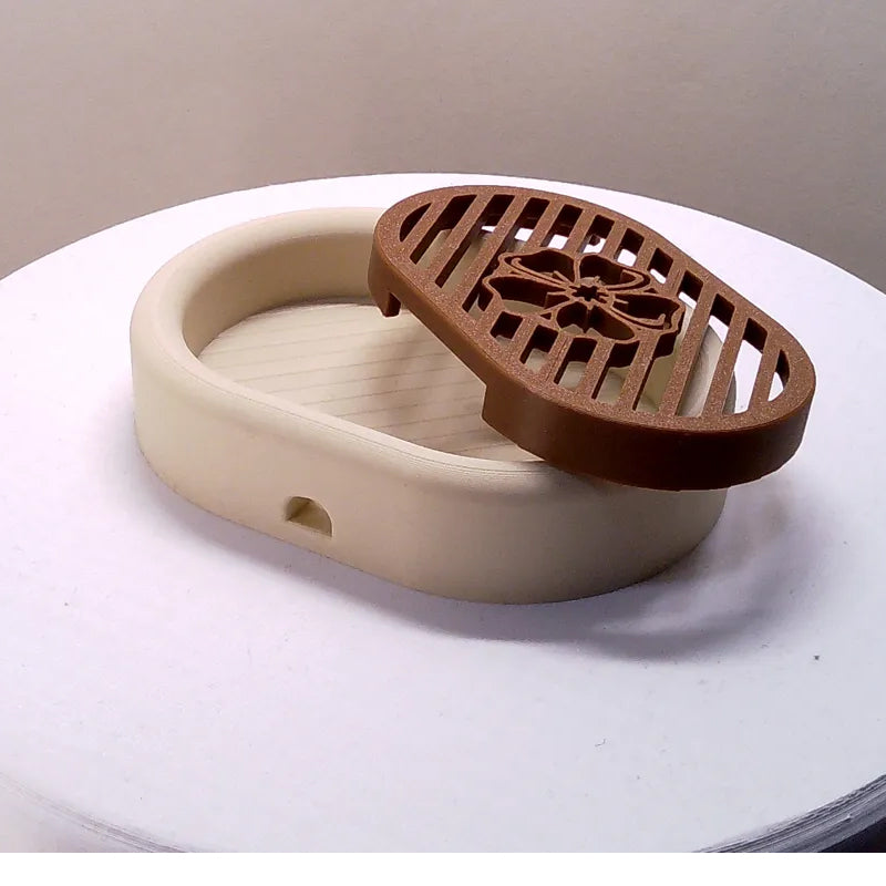 3D-printed oval soap dish with drain rack, white and wood-look. V1195-VYY0057
