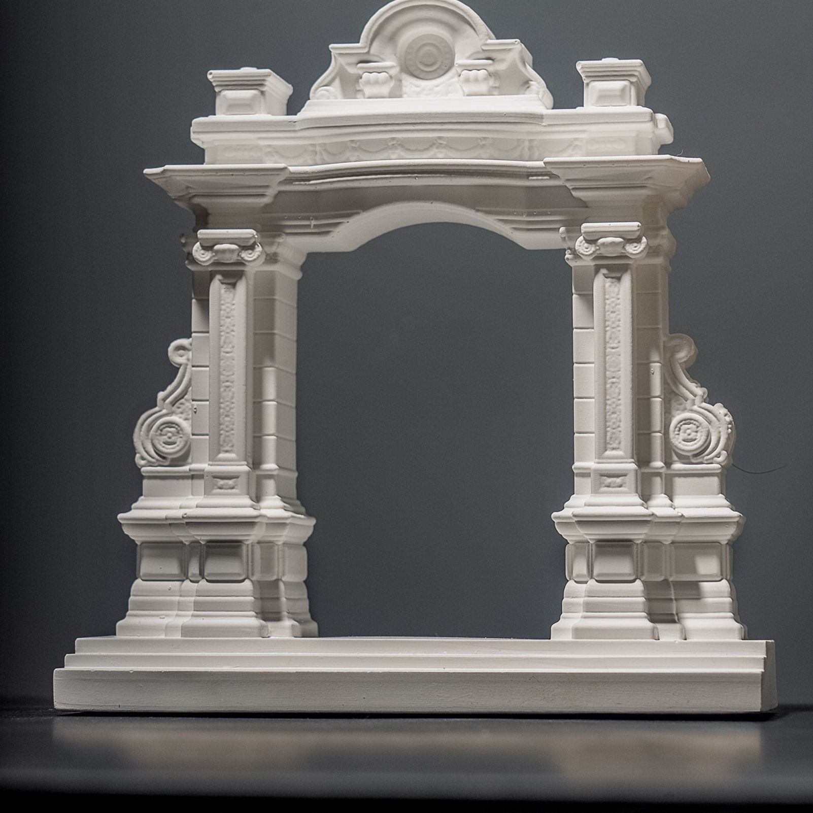 Miniature Roman Arch Model - Handcrafted Plaster Architectural Decor for Bookshelf, Desk & Home Display V1199-DT-TB-SG002