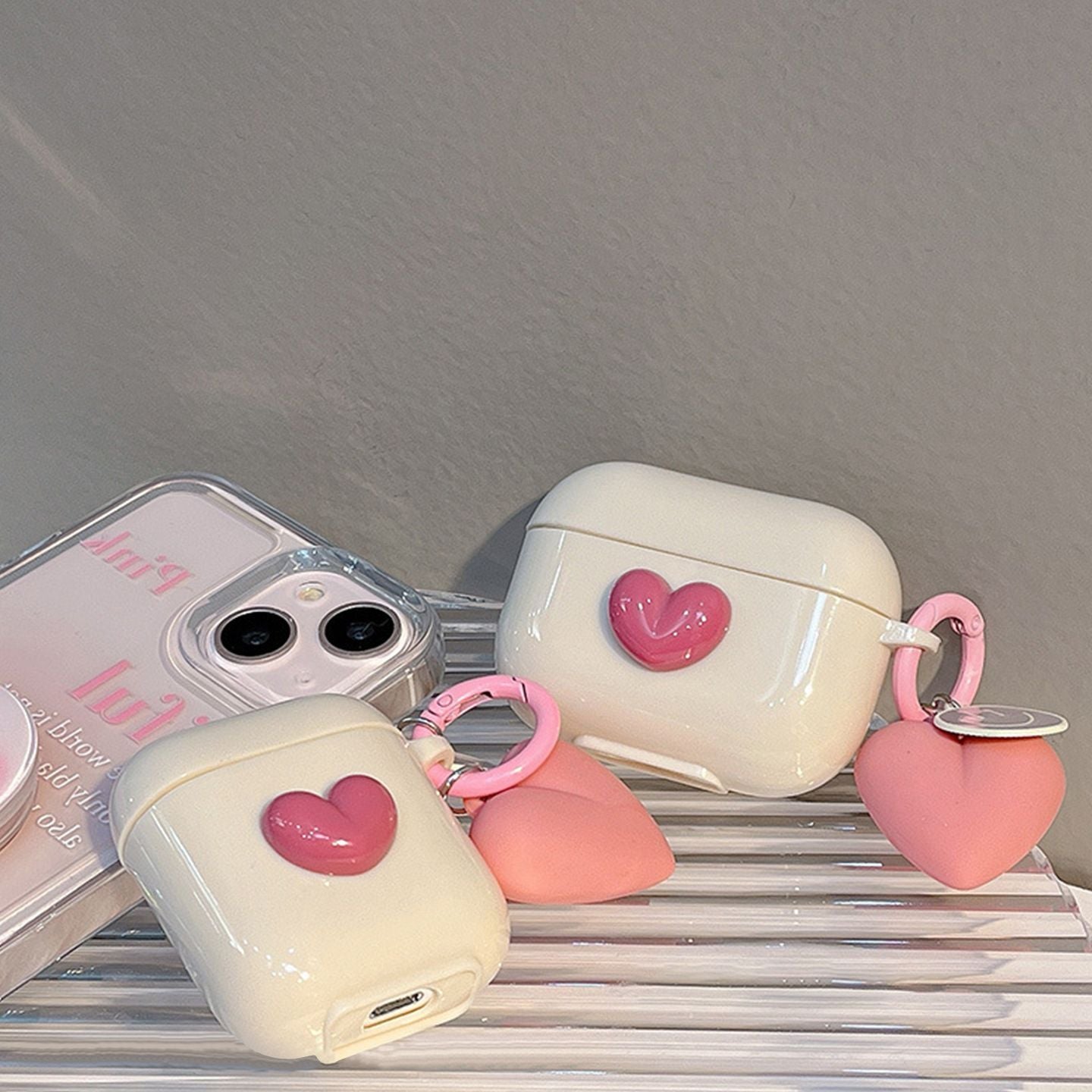 Beige shell + smiling heart pendant AirPods 1/2 V1221-BEIGE-SHELL-SMILING-HEART-PENDANT-AIRPODS-1-2