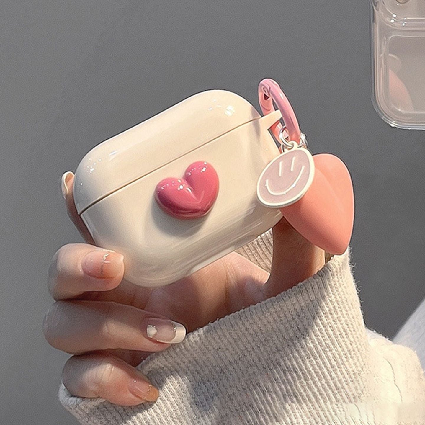 Beige shell + smiling heart pendant AirPods 4 V1221-BEIGE-SHELL-SMILING-HEART-PENDANT-AIRPODS-4