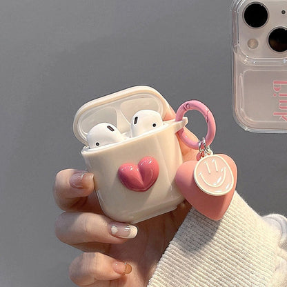 Beige shell + smiling heart pendant AirPods 4 V1221-BEIGE-SHELL-SMILING-HEART-PENDANT-AIRPODS-4