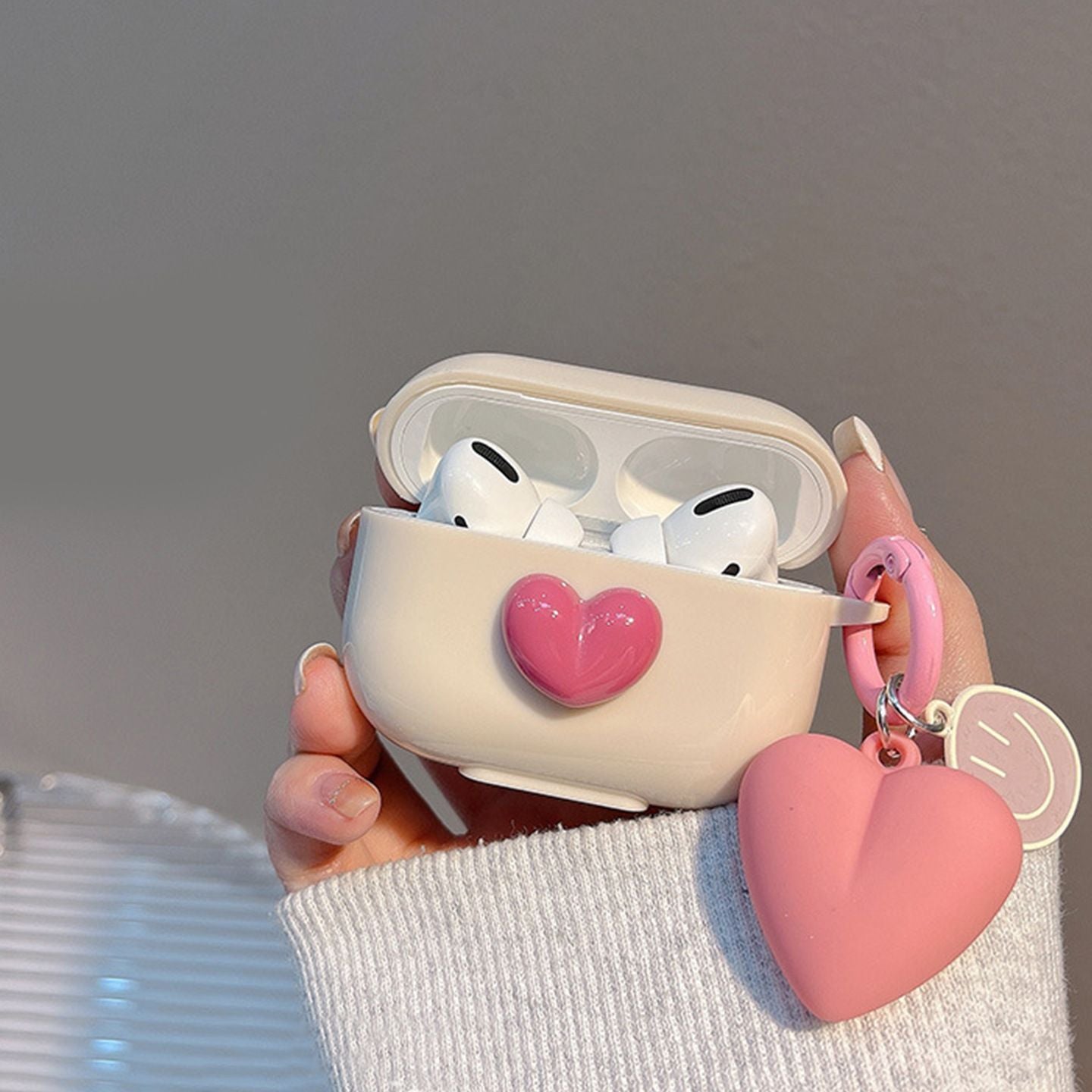 Beige shell + smiling heart pendant AirPods 4 V1221-BEIGE-SHELL-SMILING-HEART-PENDANT-AIRPODS-4