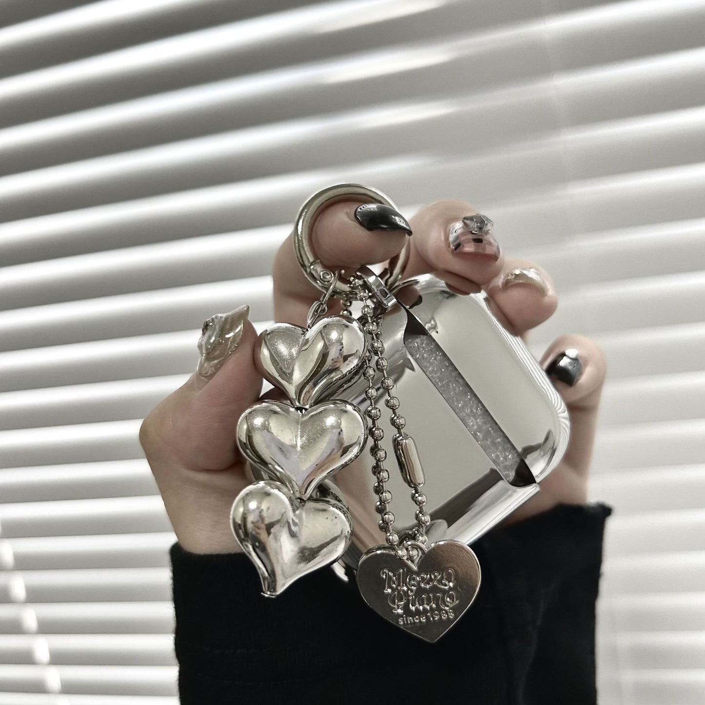 Electroplated solid color shell + 3 heart pendants AirPods Pro V1221-ELECTROPLATED-SOLID-COLOR-SHELL-3-HEART-PENDANTS-AIRPODS-PRO