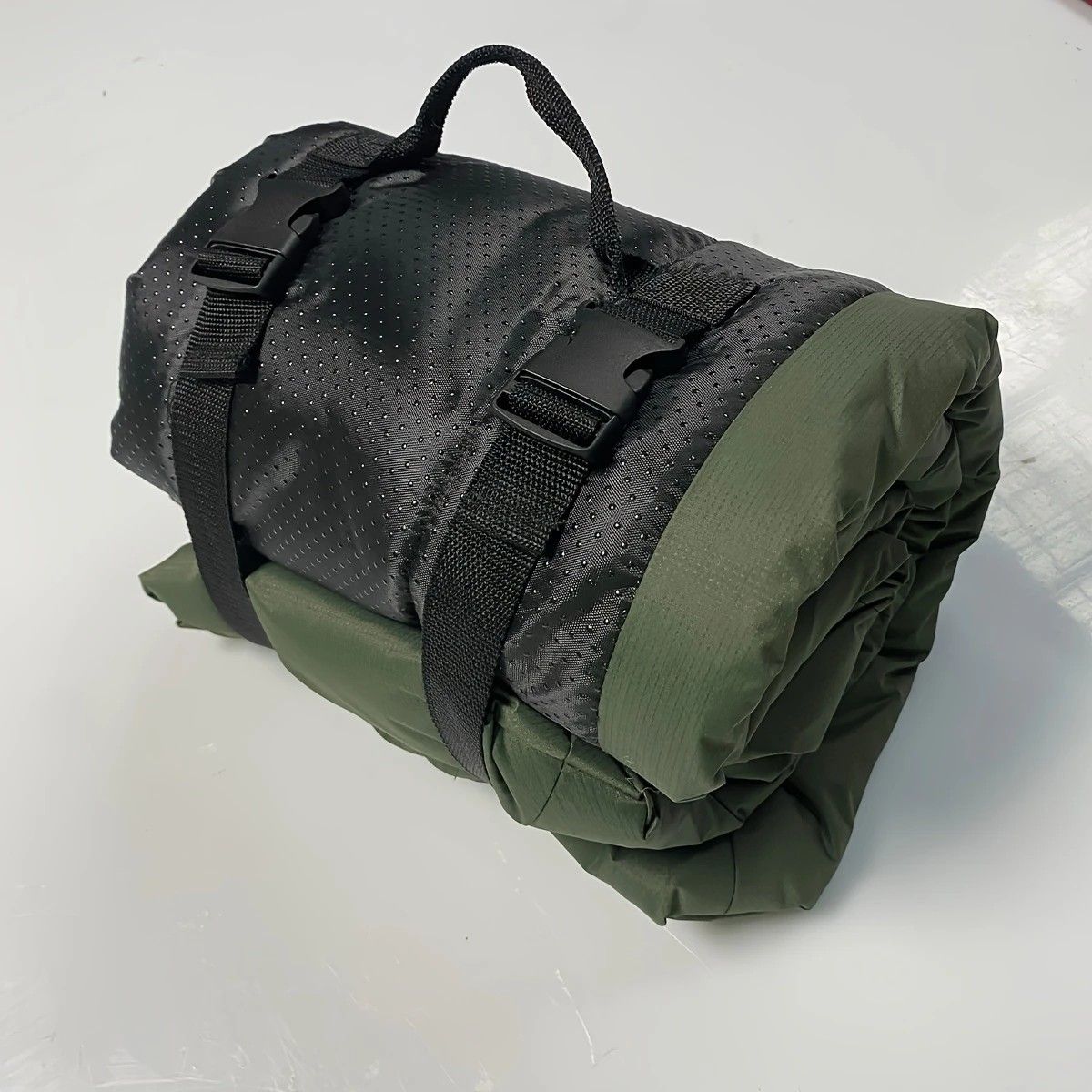 High-quality moisture-proof thick portable camping dog bed suitable for medium / large / small dogs - durable V1232-GGLYC002