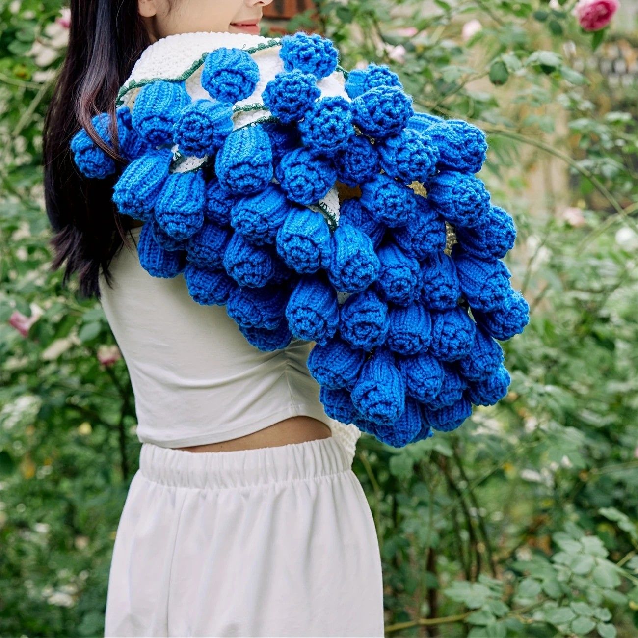 Hand-Crocheted Rose Round Blanket: A versatile romantic gift that brightens everyday warmth. (Diameter: 110 V1232-MGHT009