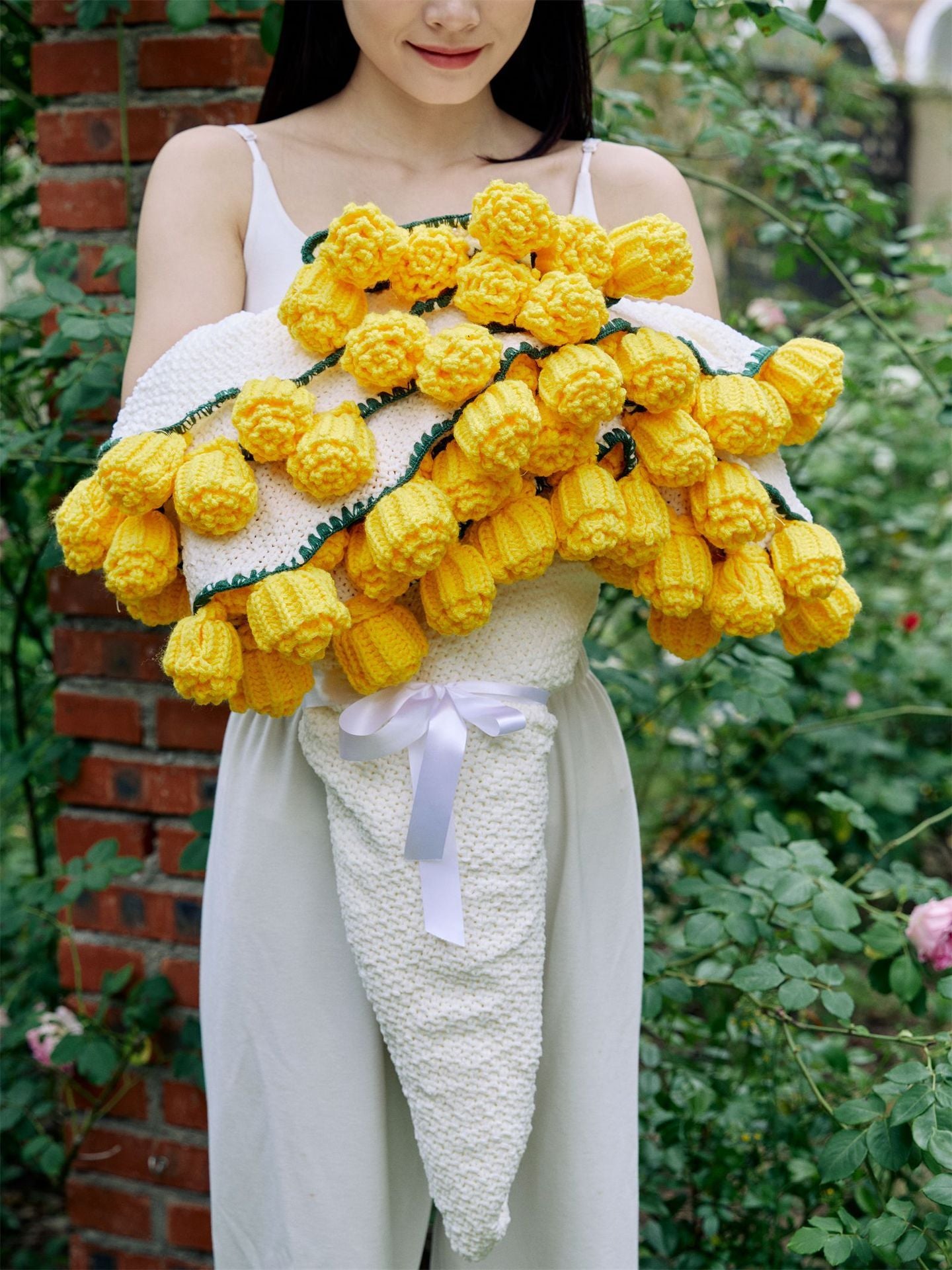 Hand-Crocheted Rose Round Blanket: A versatile romantic gift that brightens everyday warmth. (Diameter: 110 V1232-MGHT010
