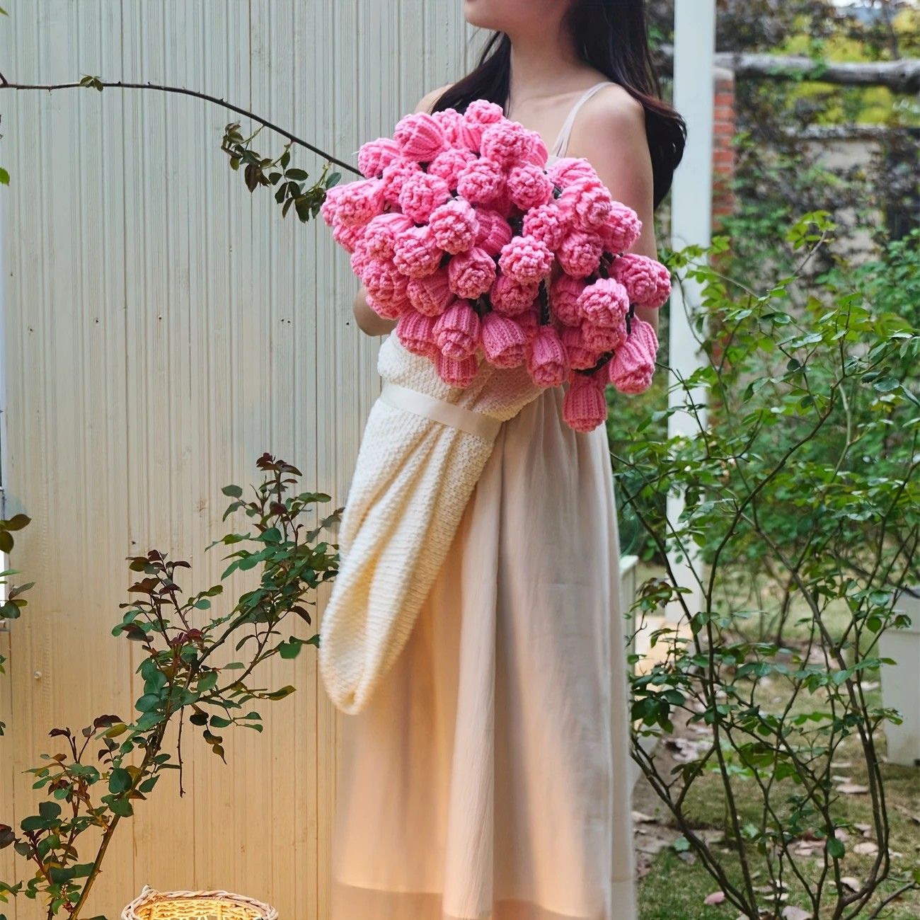 Hand-Crocheted Rose Round Blanket: A versatile romantic gift that brightens everyday warmth. (Diameter: 110 V1232-MGHT011