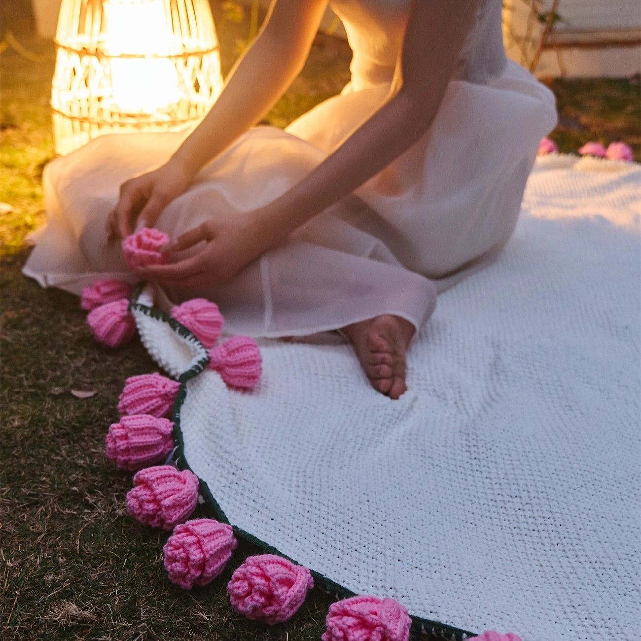 Hand-Crocheted Rose Round Blanket: A versatile romantic gift that brightens everyday warmth. (Diameter: 110 V1232-MGHT011