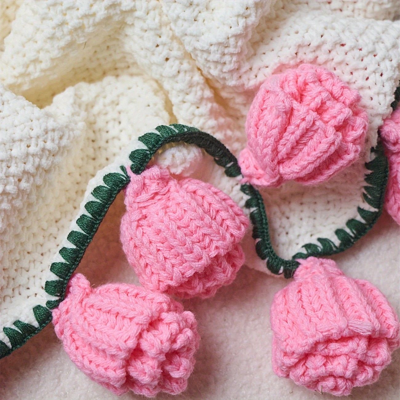 Hand-Crocheted Rose Round Blanket: A versatile romantic gift that brightens everyday warmth. (Diameter: 110 V1232-MGHT013