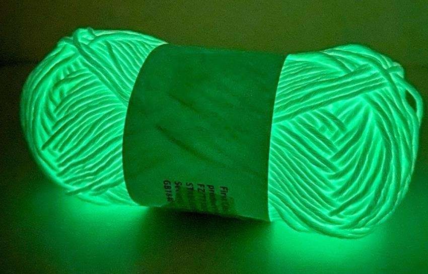 Luminous yarn for knitting and crocheting, White V1237-ZY-506-0735