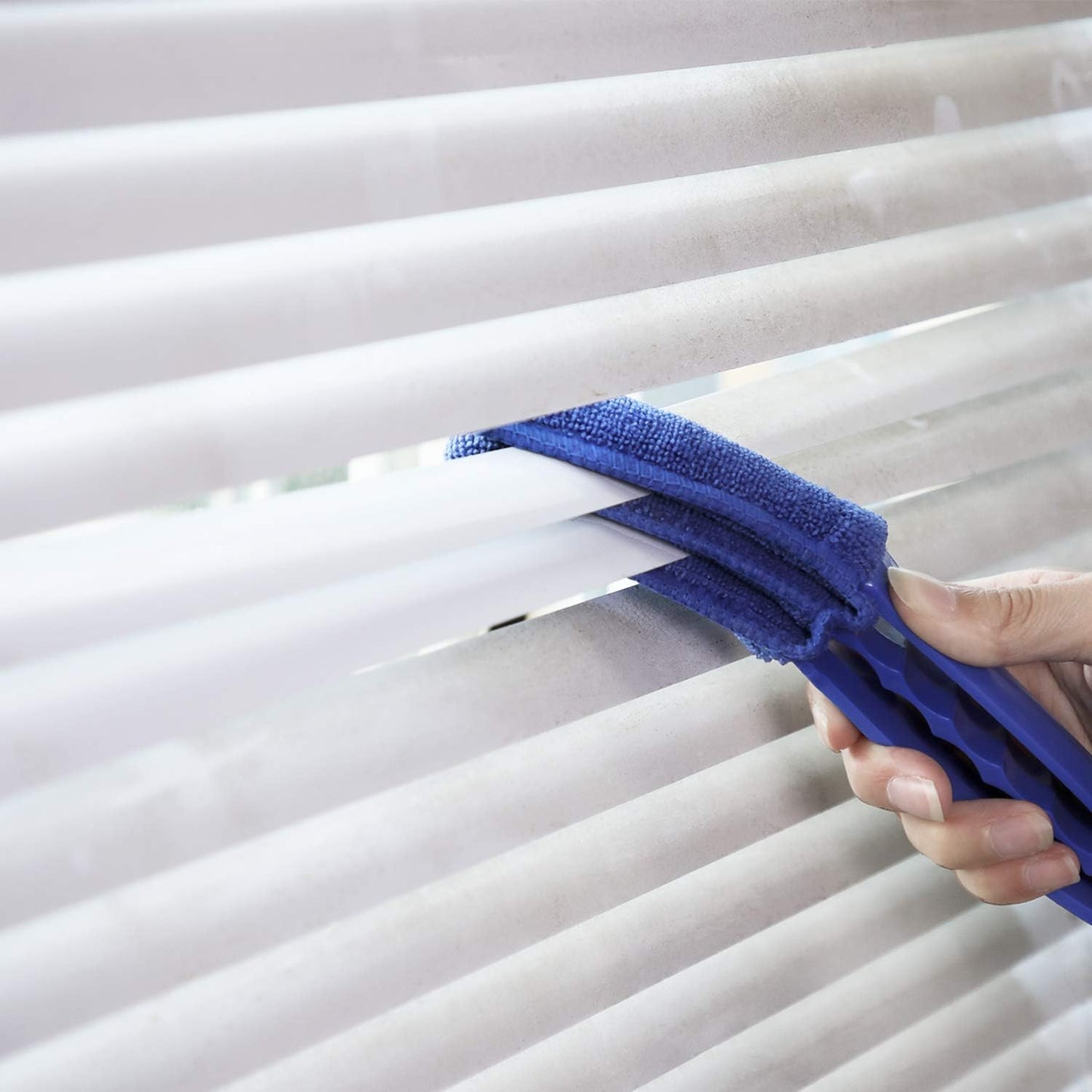 Window Blind Cleaner Duster Brush with 5 Microfiber Sleeves - Blind Cleaner Tools for Window Shutters Blind V1258-DP02-B-102