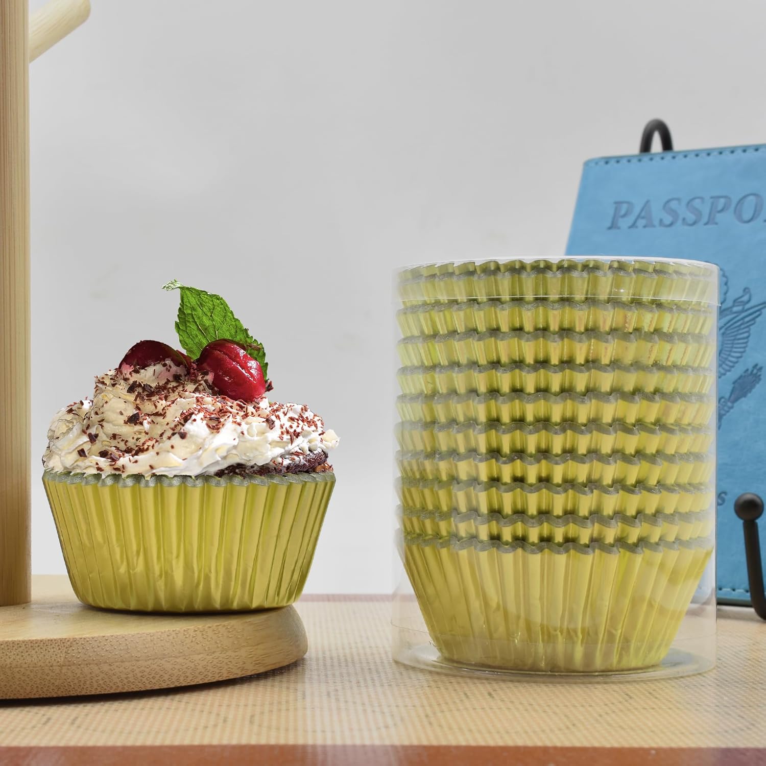 200 Pcs Gold Foil Cupcake Liners Standard Baking Cups Muffin Paper Cases V1258-DP02-B-1373