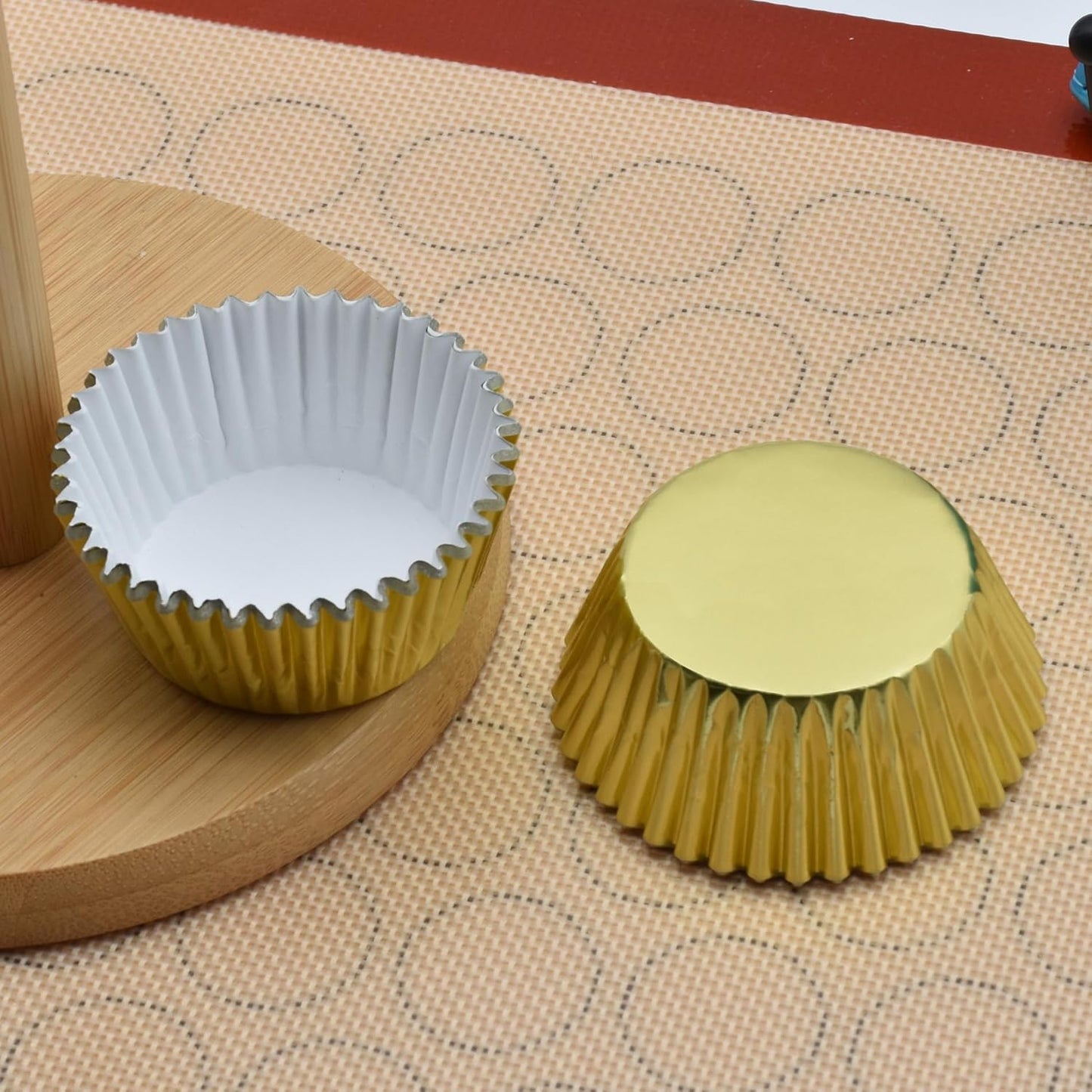 200 Pcs Gold Foil Cupcake Liners Standard Baking Cups Muffin Paper Cases V1258-DP02-B-1373