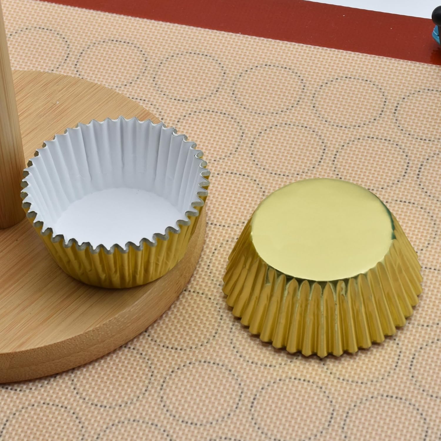200 Pcs Gold Foil Cupcake Liners Standard Baking Cups Muffin Paper Cases V1258-DP02-B-1373