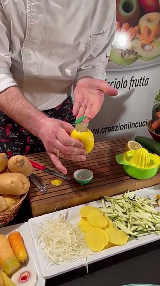 Mini Citrus Press - Handheld Lemon & Lime Juicer with Screw Top Lid, Compact Manual Juice Extractor for V1259-DP01-A-3228