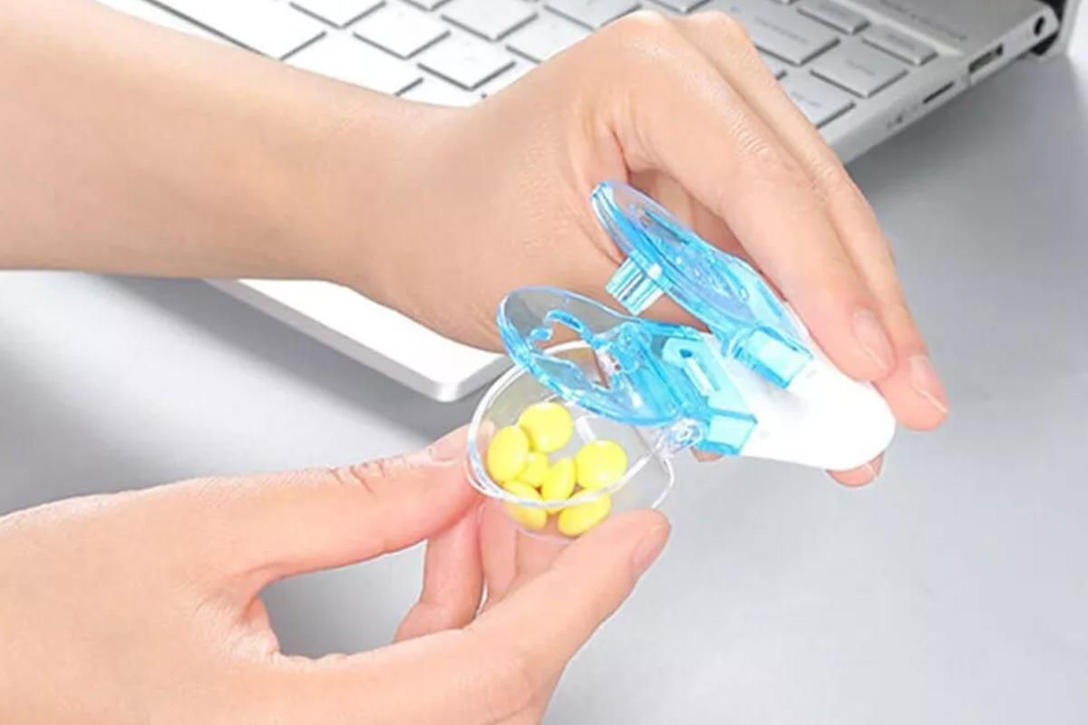 Portable Pill Taker Remover Easy To Take Out Travel Tablet Dispenser Pills Extractor Tool For Elderly V1263-JX-6558