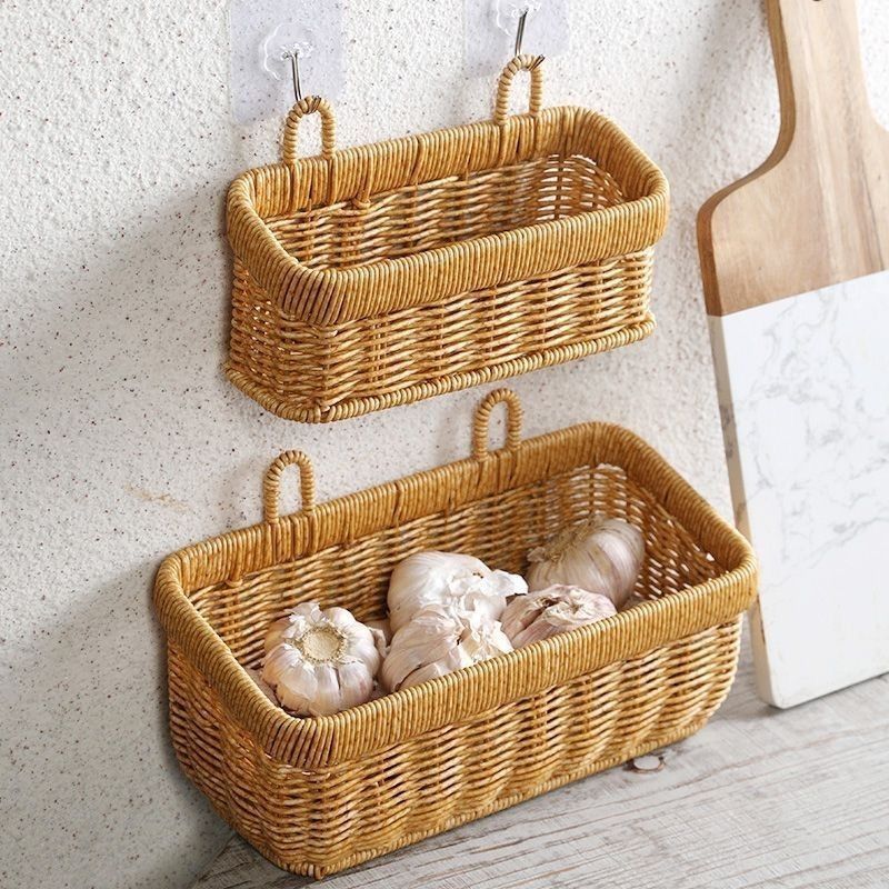 Artificial Rattan Wall Mount Storage Basket, Washable Plastic Woven Hanging Organizer for Kitchen Garlic V1265-AU-160-S