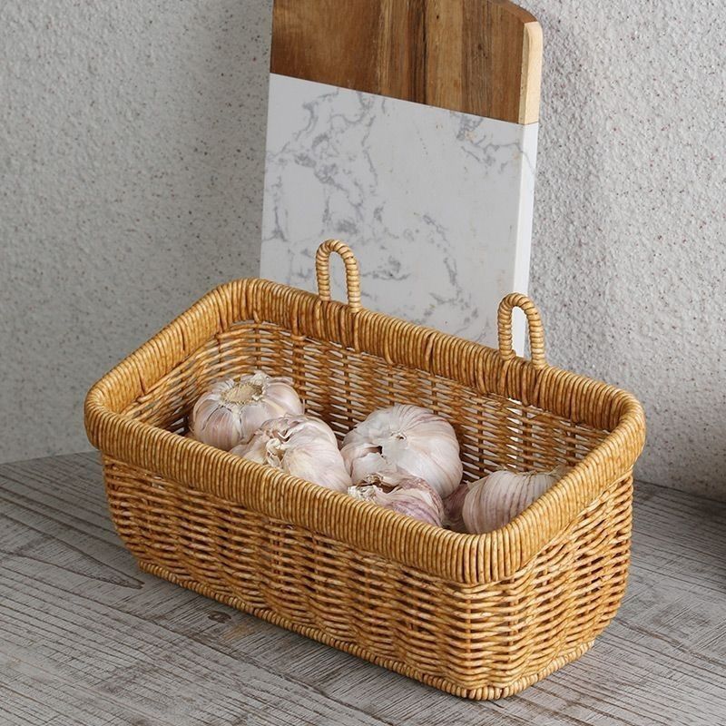 Artificial Rattan Wall Mount Storage Basket, Washable Plastic Woven Hanging Organizer for Kitchen Garlic V1265-AU-160-S