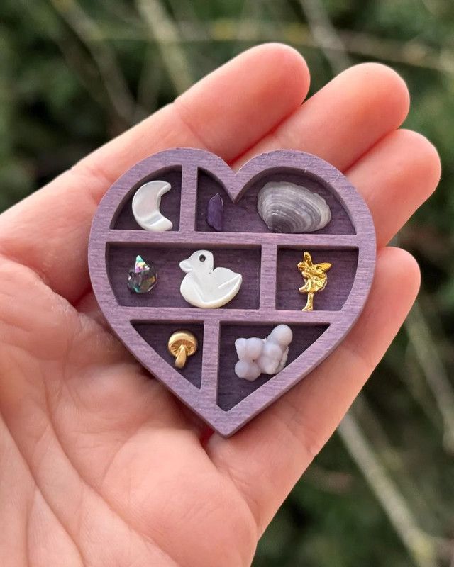 Wooden display stand for mini curiosities,Heart shape V1265-YY-46