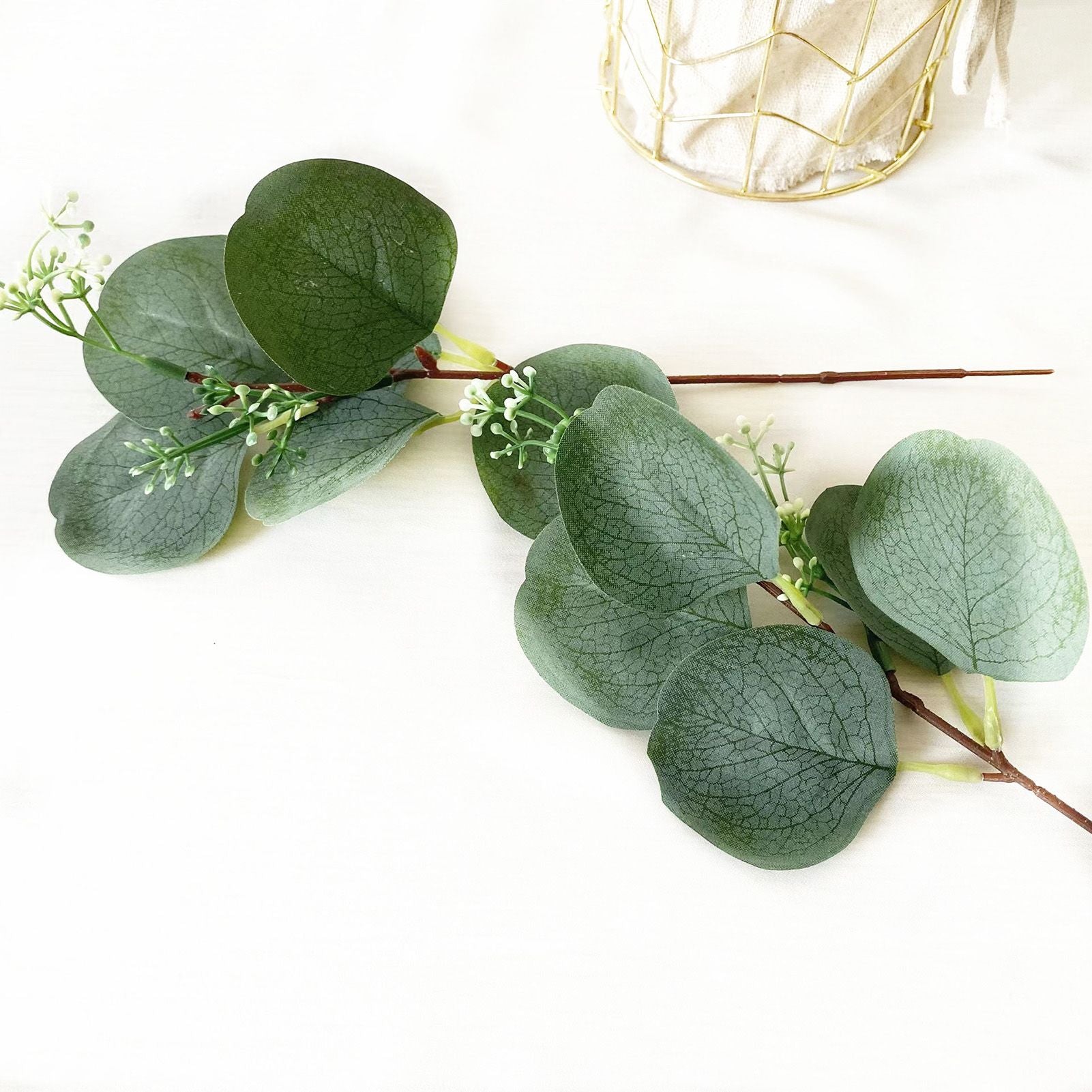 24Pcs Artificial Eucalyptus Stem Branches Round Eucalyptus Leaf with White Flower Decor Artificial Wedding V1294-YM0512-3115220127711