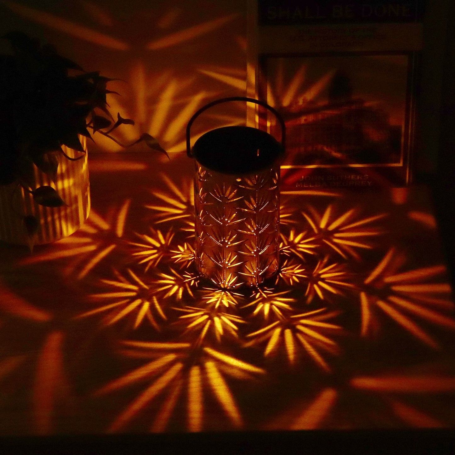 LED Hanging Lantern with Leaf Hollow Pattern Portable Fireplace Lamp for Party House Yard Decoration Gold V1294-YM0523-3115220022112