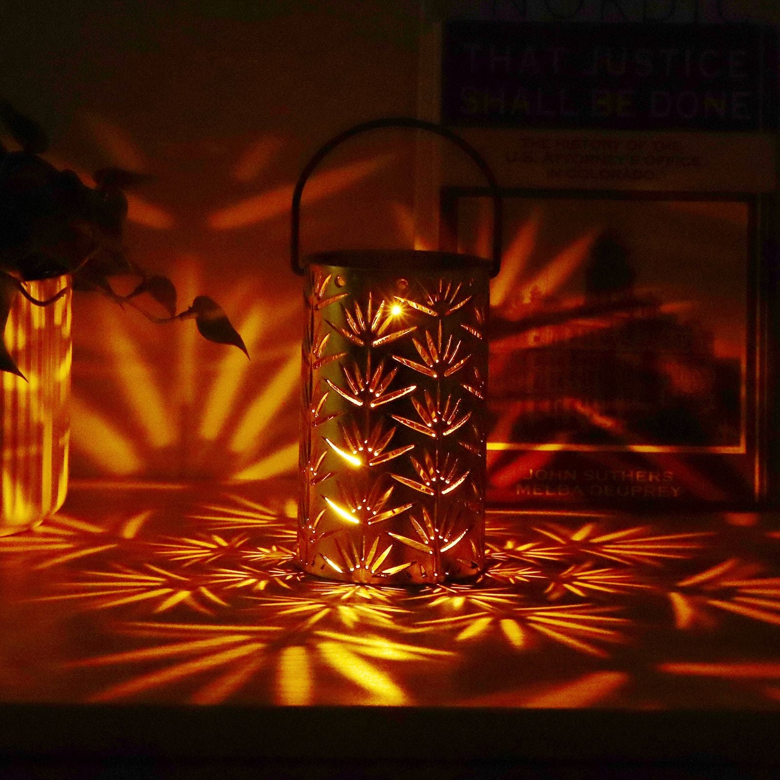 LED Hanging Lantern with Leaf Hollow Pattern Portable Fireplace Lamp for Party House Yard Decoration Gold V1294-YM0523-3115220022112