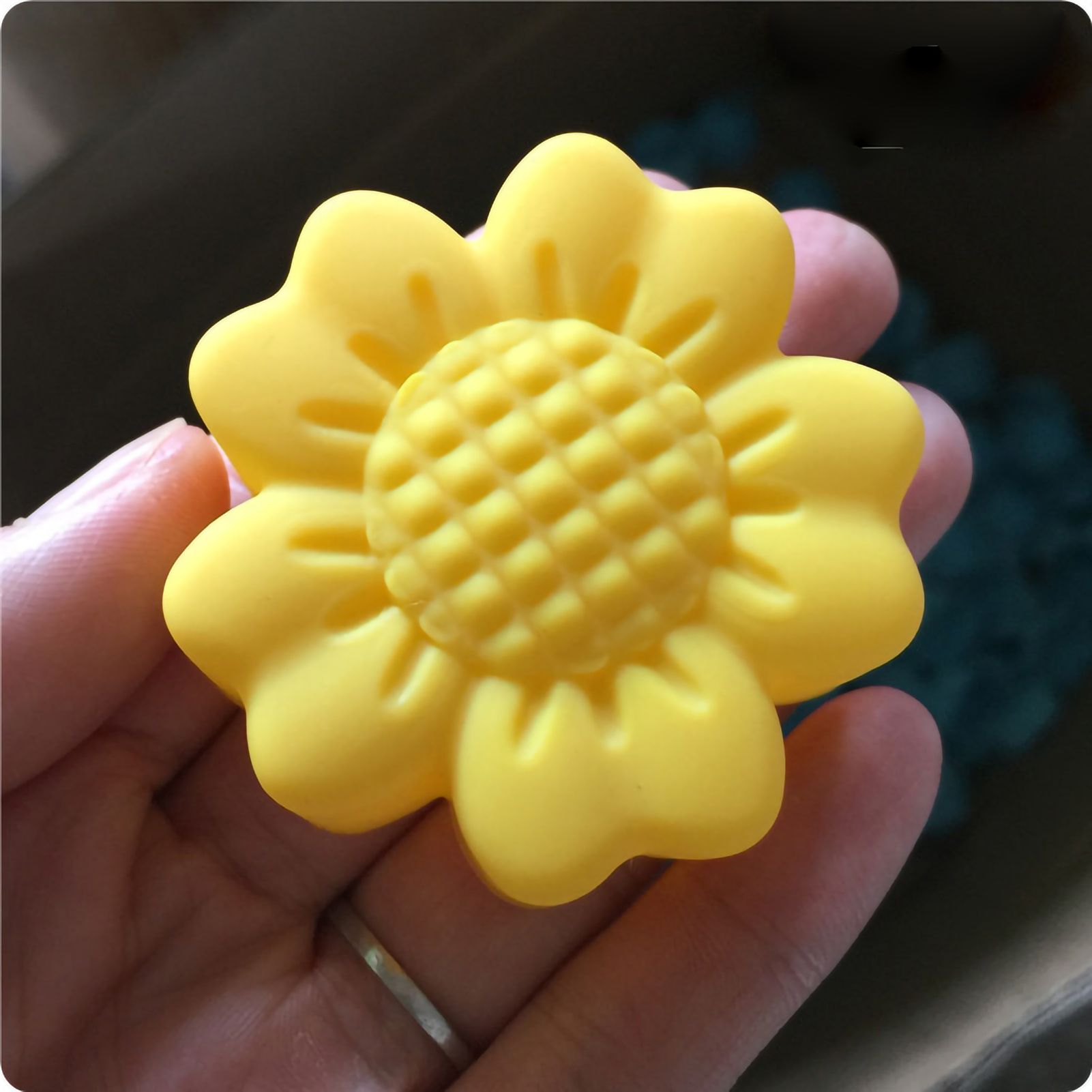 12Pcs Chocolate Molds Daisy Shaped Reusable Silicone Baking Molds for Home Kitchen Bakery V1294-YM0523-3118220078311