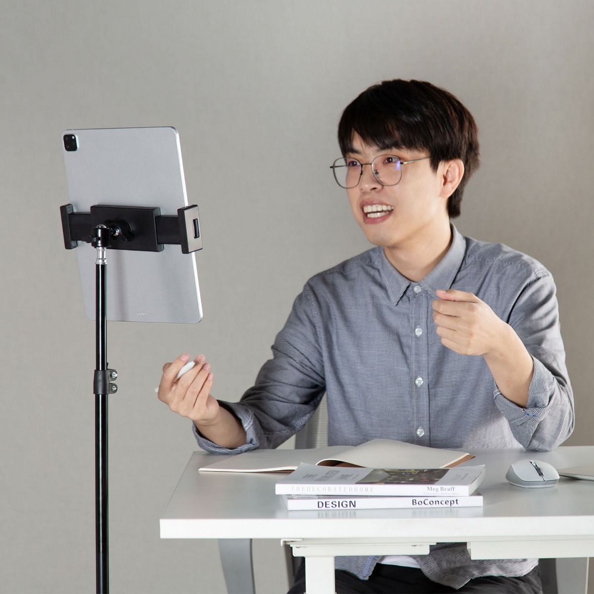 activiva Universal Tablet and Smartphone Tripod V186-ACA-TSTD-05BLK