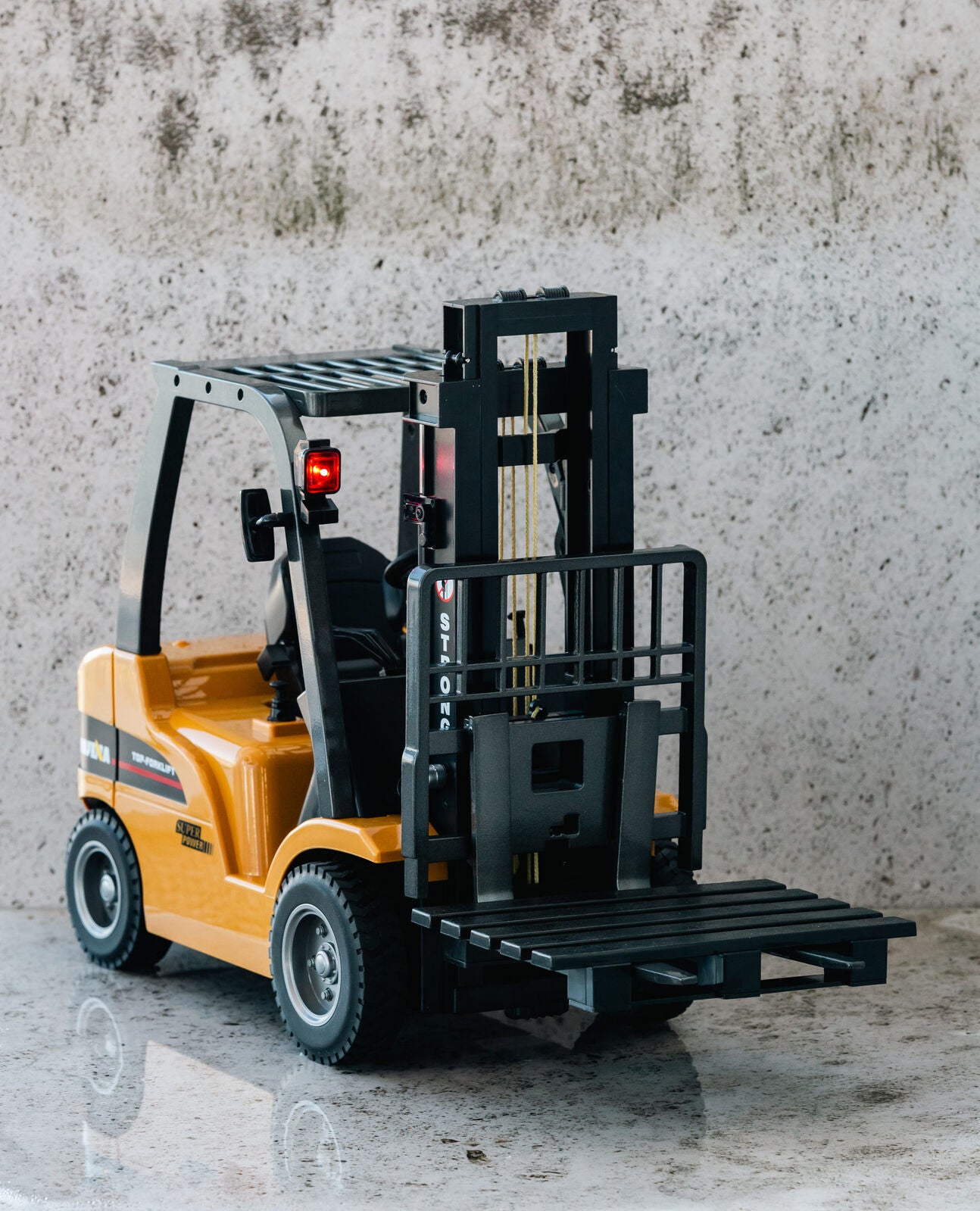 1:10 Scale 2.4G 8-Channel Metal Remote Control Forklift Construction Vehicle with Lifting Function & Sound V196-1577