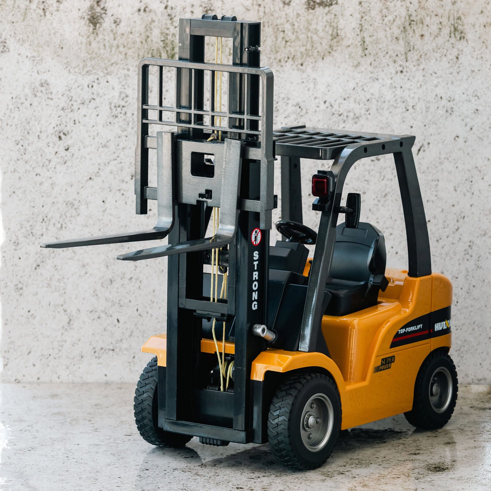 1:10 Scale 2.4G 8-Channel Metal Remote Control Forklift Construction Vehicle with Lifting Function & Sound V196-1577