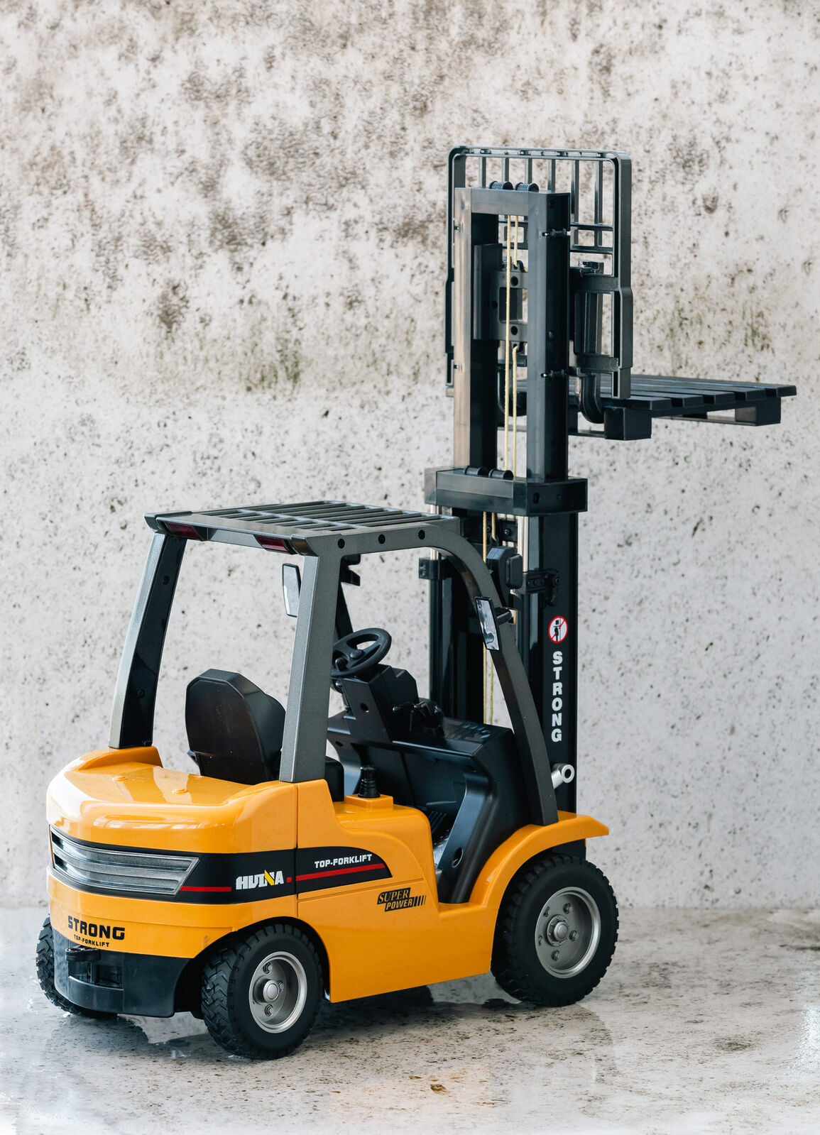1:10 Scale 2.4G 8-Channel Metal Remote Control Forklift Construction Vehicle with Lifting Function & Sound V196-1577