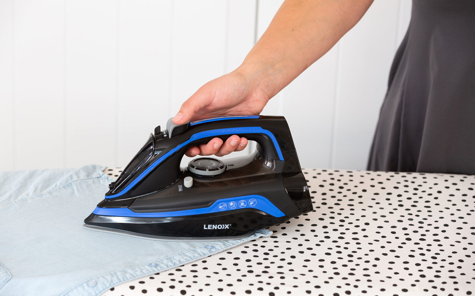 Cordless Steam Iron w/ Ceramic Soleplate, 360 degree Charging Base, Self-Cleaning V196-CSI232