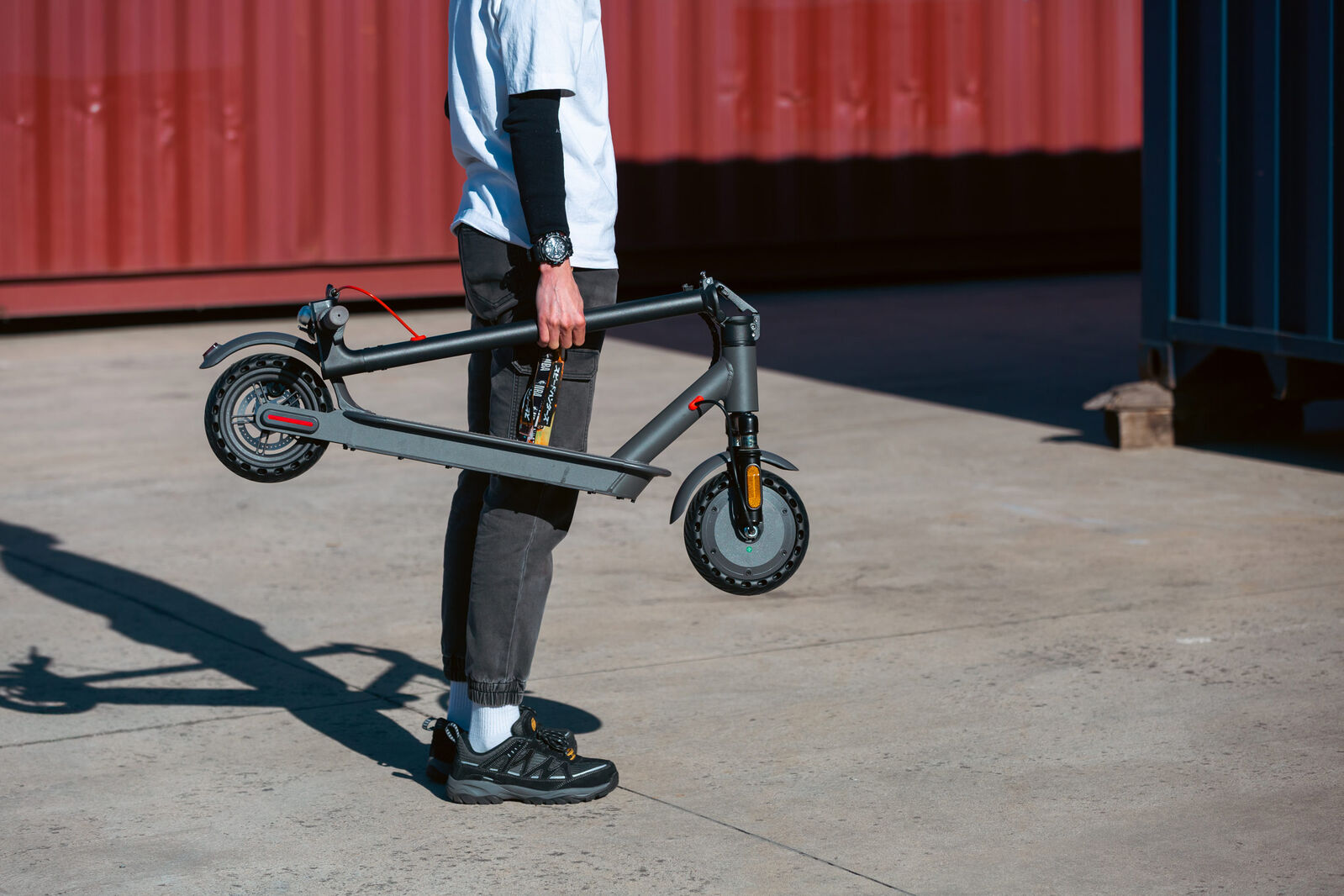 Electric Scooter, 350W Motor, 8.5 inch Tyres, Front Suspension, Smart App, Foldable, 25kph V196-ES150