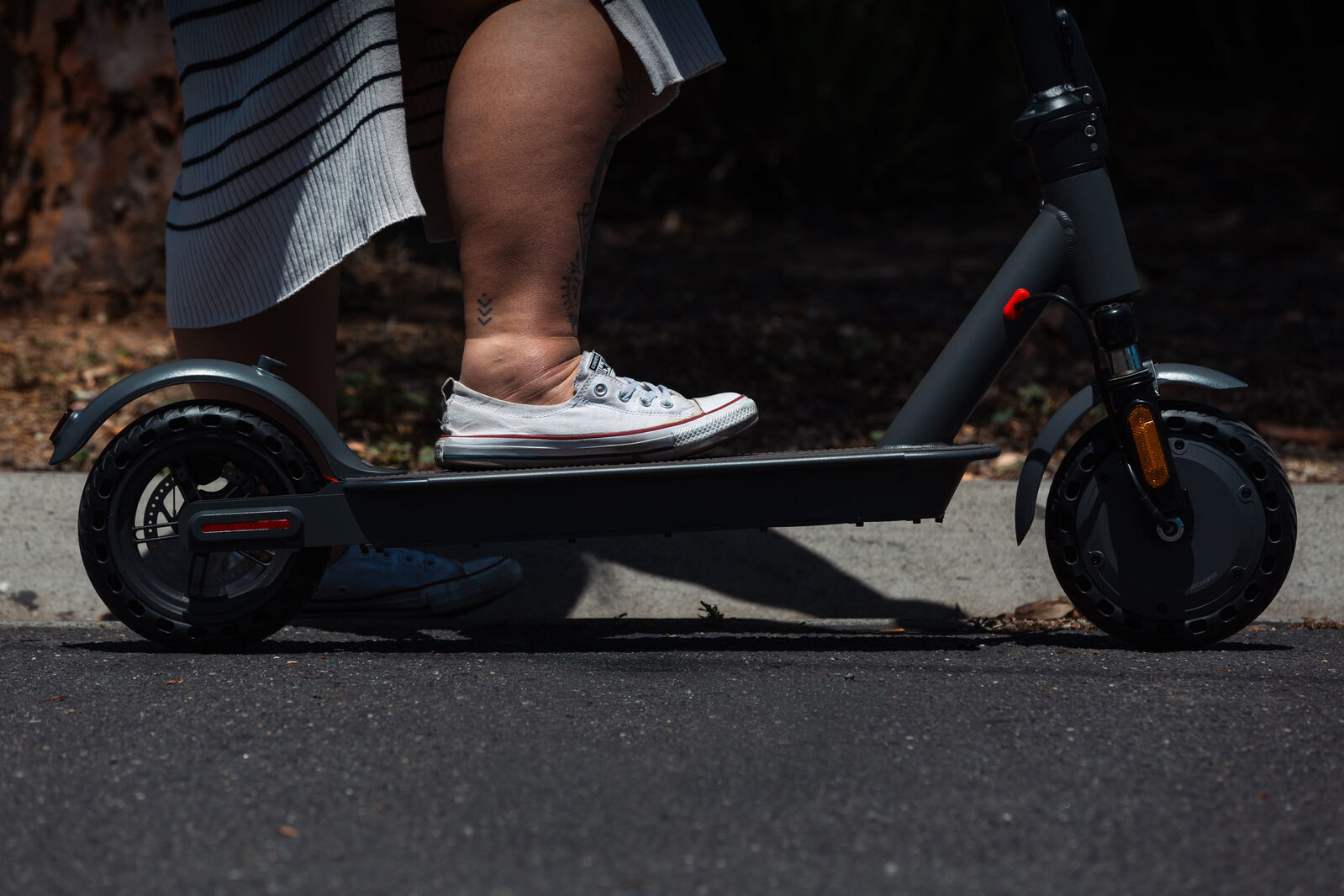 Electric Scooter, 350W Motor, 8.5 inch Tyres, Front Suspension, Smart App, Foldable, 25kph V196-ES150