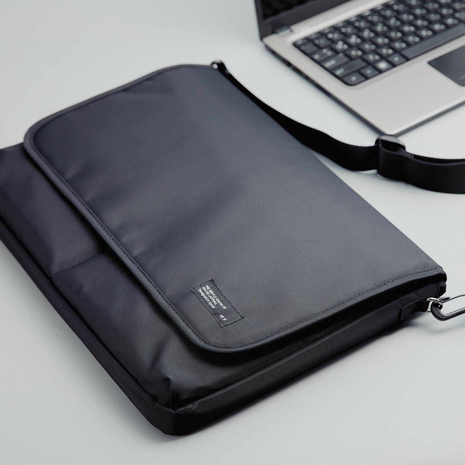 15.6/16 inch Laptop Sleeve Padded Shoulder Bag Travel Carry Case LATO BLACK V274-OF-DST-LAPBG108L-BK