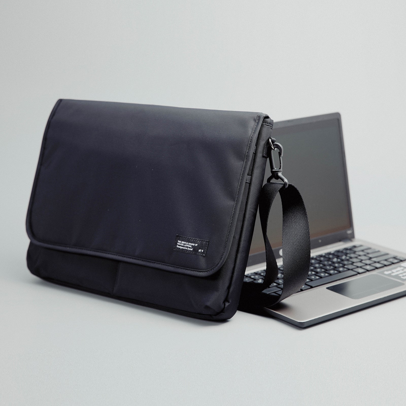 15.6/16 inch Laptop Sleeve Padded Shoulder Bag Travel Carry Case LATO BLACK V274-OF-DST-LAPBG108L-BK