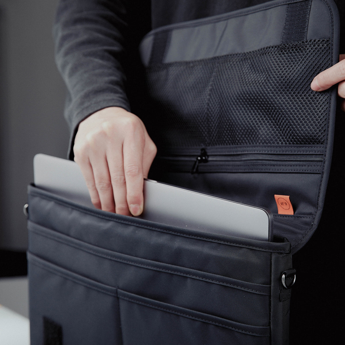 15.6/16 inch Laptop Sleeve Padded Shoulder Bag Travel Carry Case LATO BLACK V274-OF-DST-LAPBG108L-BK