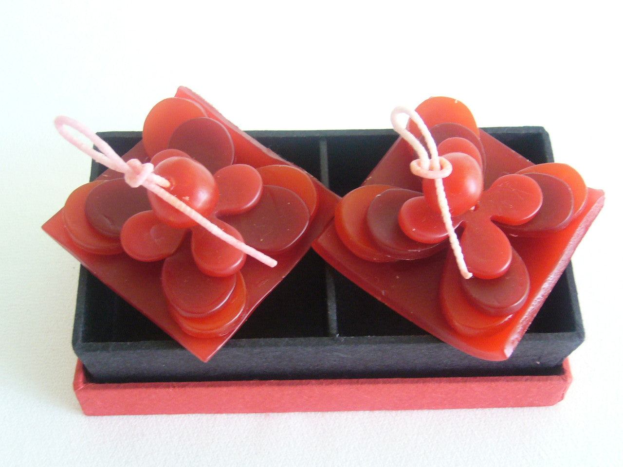 2 Red Lotus Floating Candles in Red Black Gift Box Set Birthday Xmas Valentine Mothers Day Gift Present V382-2REDLOTUSCANDLE