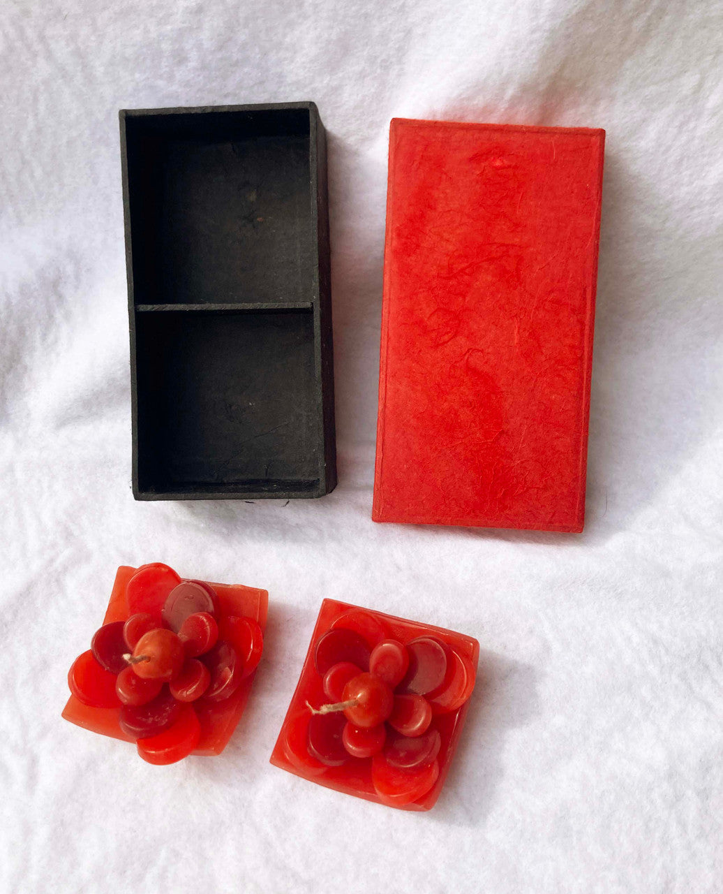 2 Red Lotus Floating Candles in Red Black Gift Box Set Birthday Xmas Valentine Mothers Day Gift Present V382-2REDLOTUSCANDLE