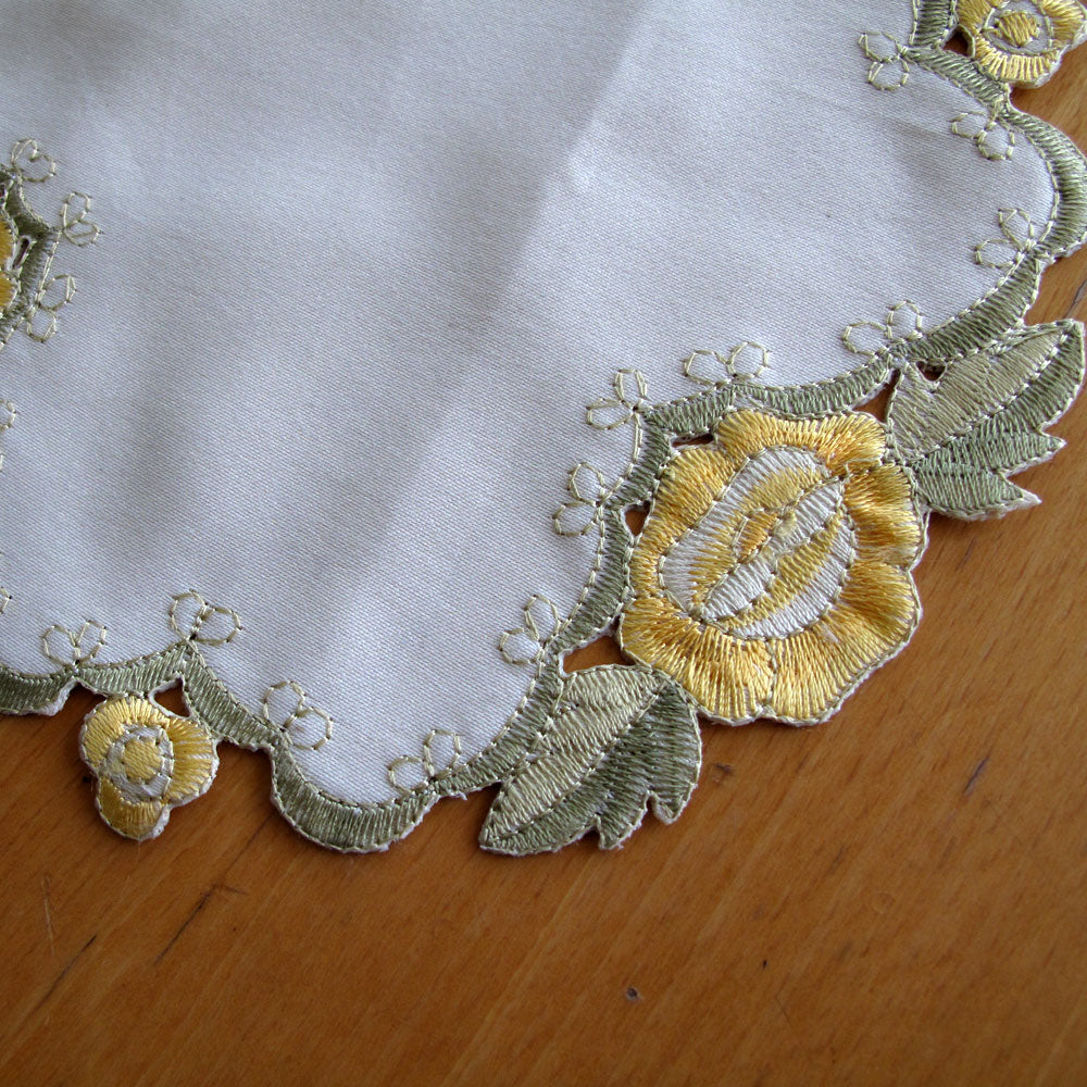 Set of 2 Embroidered Doilies Floral 11 V442-ABR-TABLEPLACEMAT-FLORAL11-CREAM-RD
