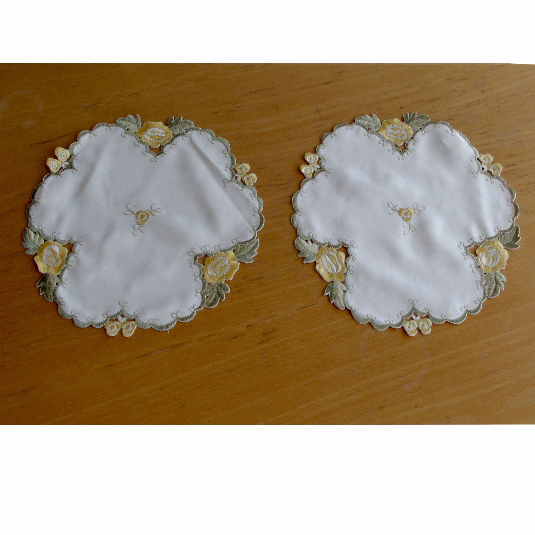 Set of 2 Embroidered Doilies Floral 8 V442-ABR-TABLEPLACEMAT-FLORAL8-CREAM-RD