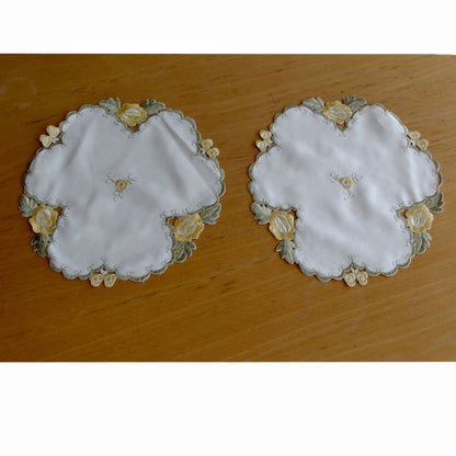 Set of 2 Embroidered Doilies Floral 8 V442-ABR-TABLEPLACEMAT-FLORAL8-CREAM-RD