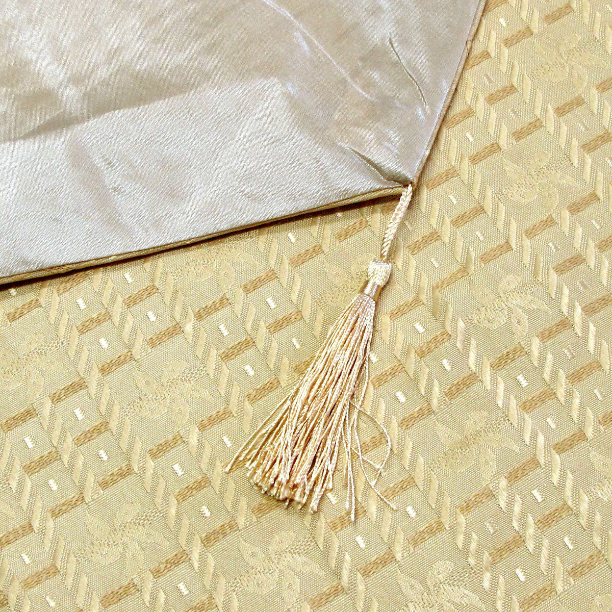 Faux Silk Jacquard Table Runner Gold 32 x 120 cm V442-ABR-TABLER-FAUXSILKJACQUARD-GOLD-SH